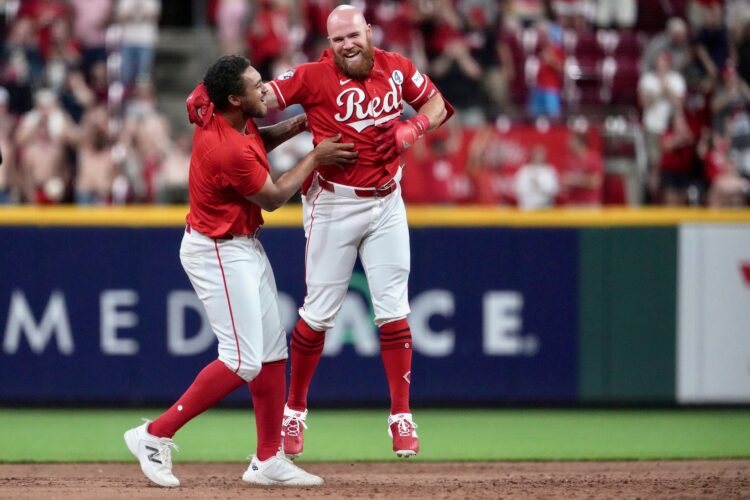 Dunn’s walk-off single in 10th lifts Reds past Royals